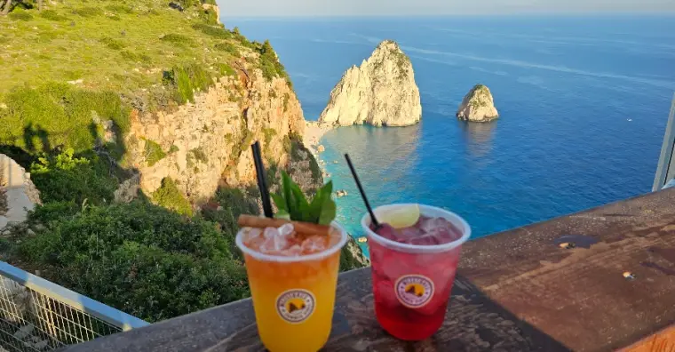 Aperitivo al tramonto con vista Mizithres