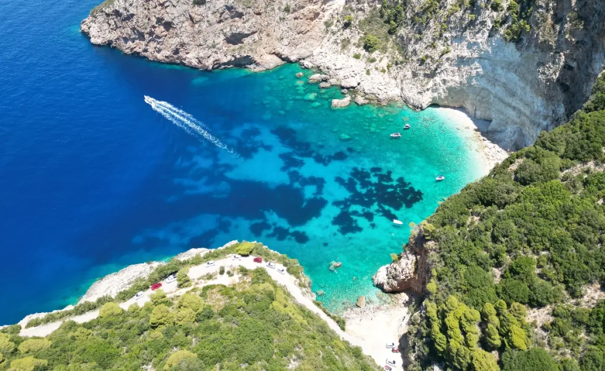 La piccola baia di Porto Selinas o Filippoi Beach