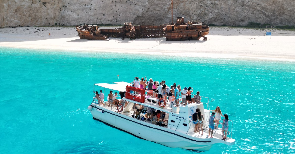 raggiungere la spiaggia del relitto di zante in escursione