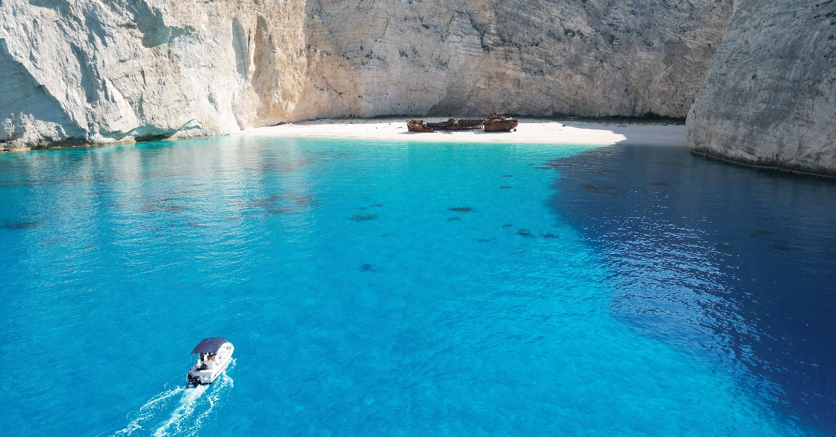 raggiungere la spiaggia del relitto di zante noleggiando una barca