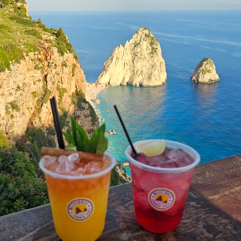 Aperitivo al tramonto con vista Mizithres